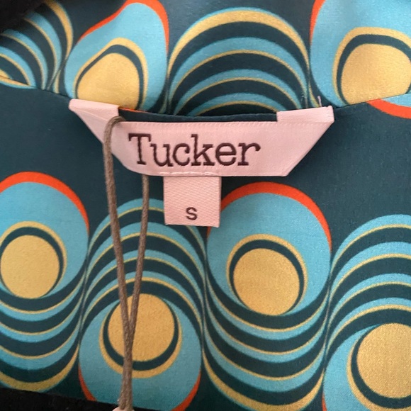 Tucker Silk Men’s Short Sleeve Button Down - Picture 2 of 9